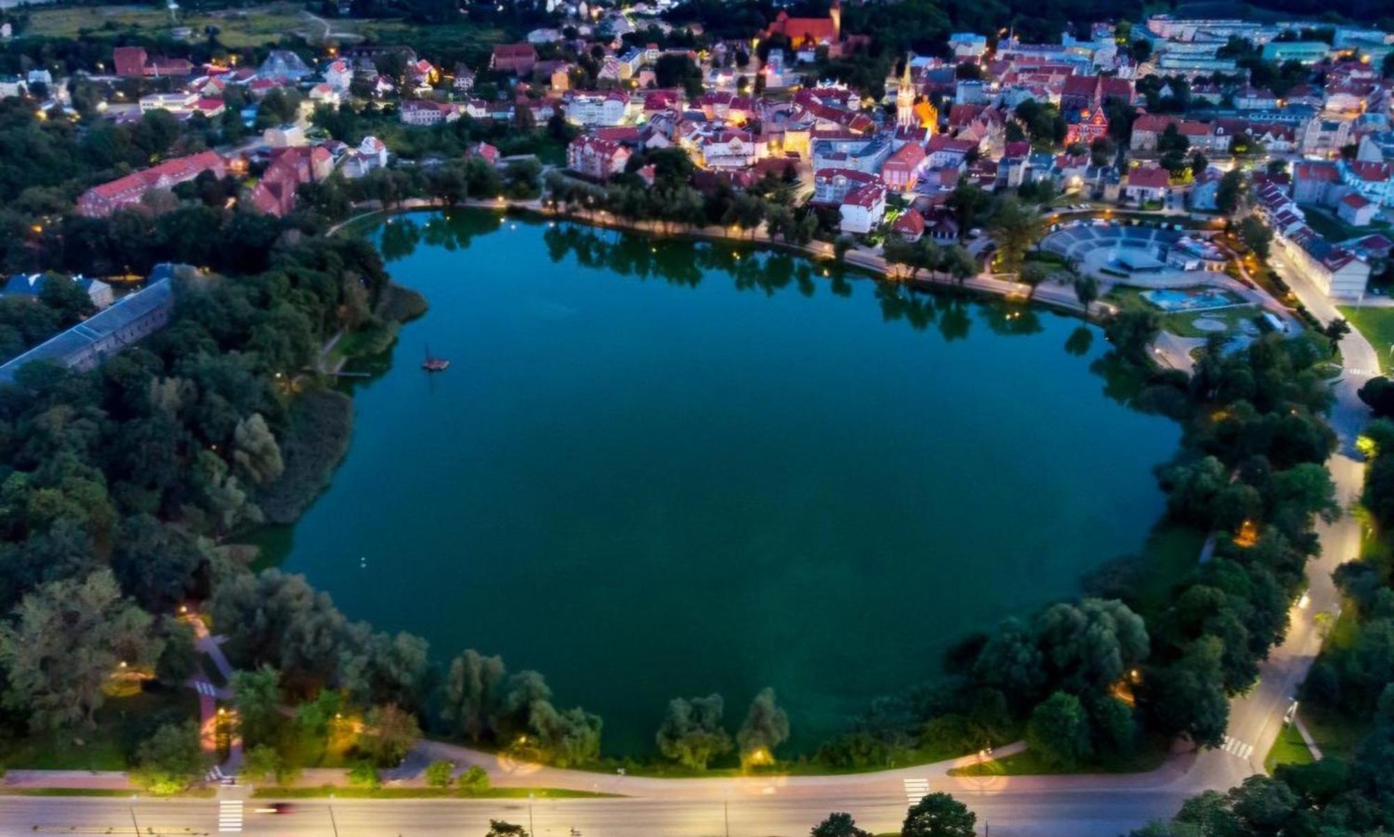 W Centrum Z Widokiem Na Jeziorko